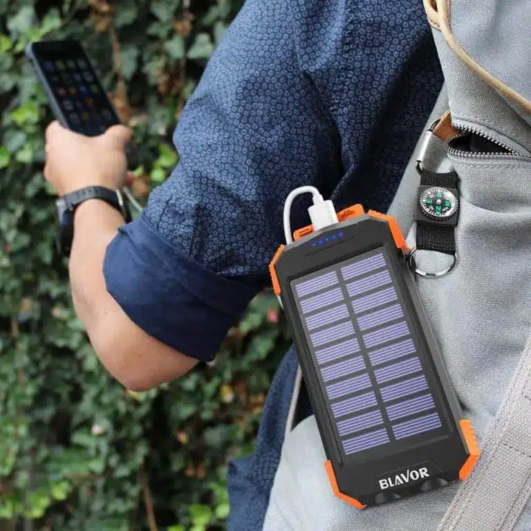 Compact and durable solar charger from Blavor